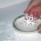 Jak przykleić płatki śniegu do okna za pomocą pasty do zębów i wody